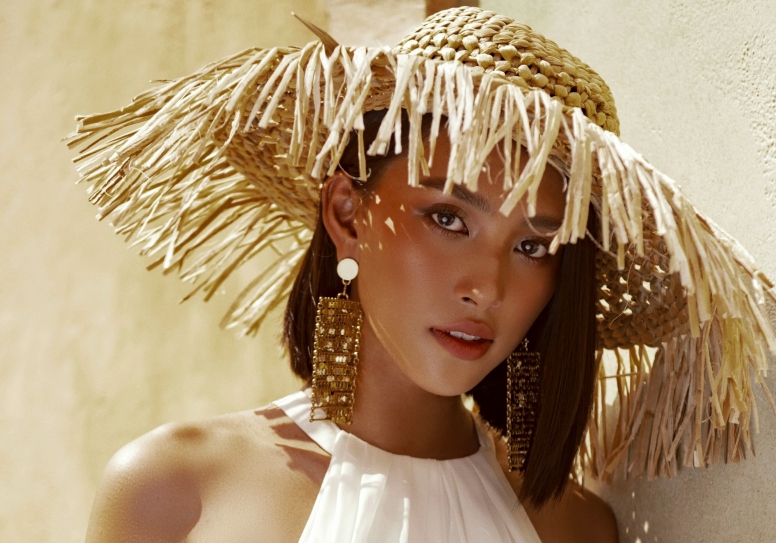 Hoa hậu Tiểu Vy đẹp rực rỡ giữa nắng vàng, biển xanh Phú Quốc